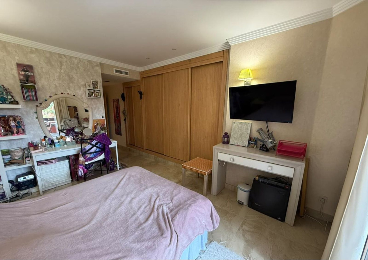 2 Bedroom Apartment in Estepona - Photo 15