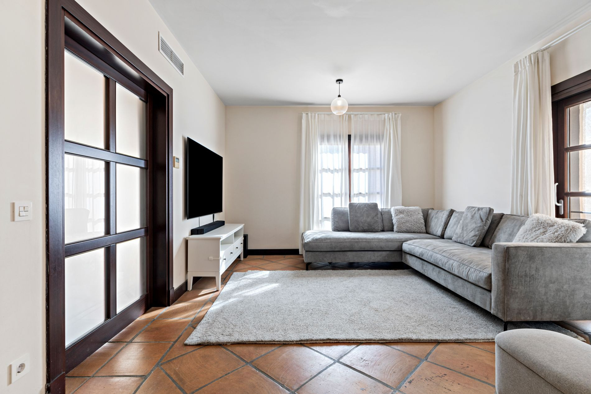 4 Bedroom Townhouse in Benahavís - Photo 3