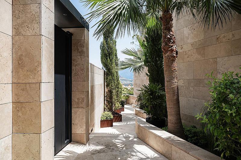 3 Bedroom Apartment in Benahavís - Photo 2