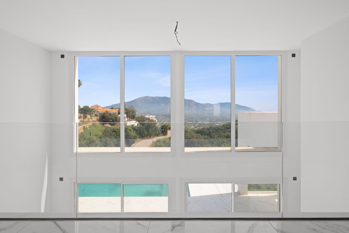 4 Bedroom Villa in Marbella - Photo 24