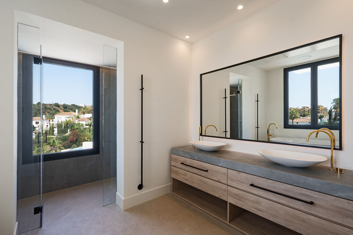 4 Bedroom Villa in Estepona - Photo 18