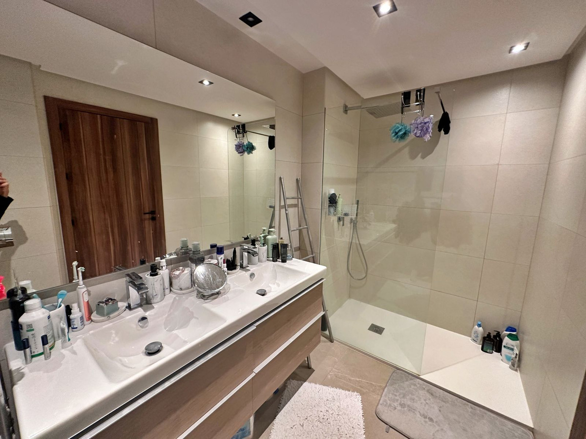 2 Bedroom Apartment in Marbella - Photo 30
