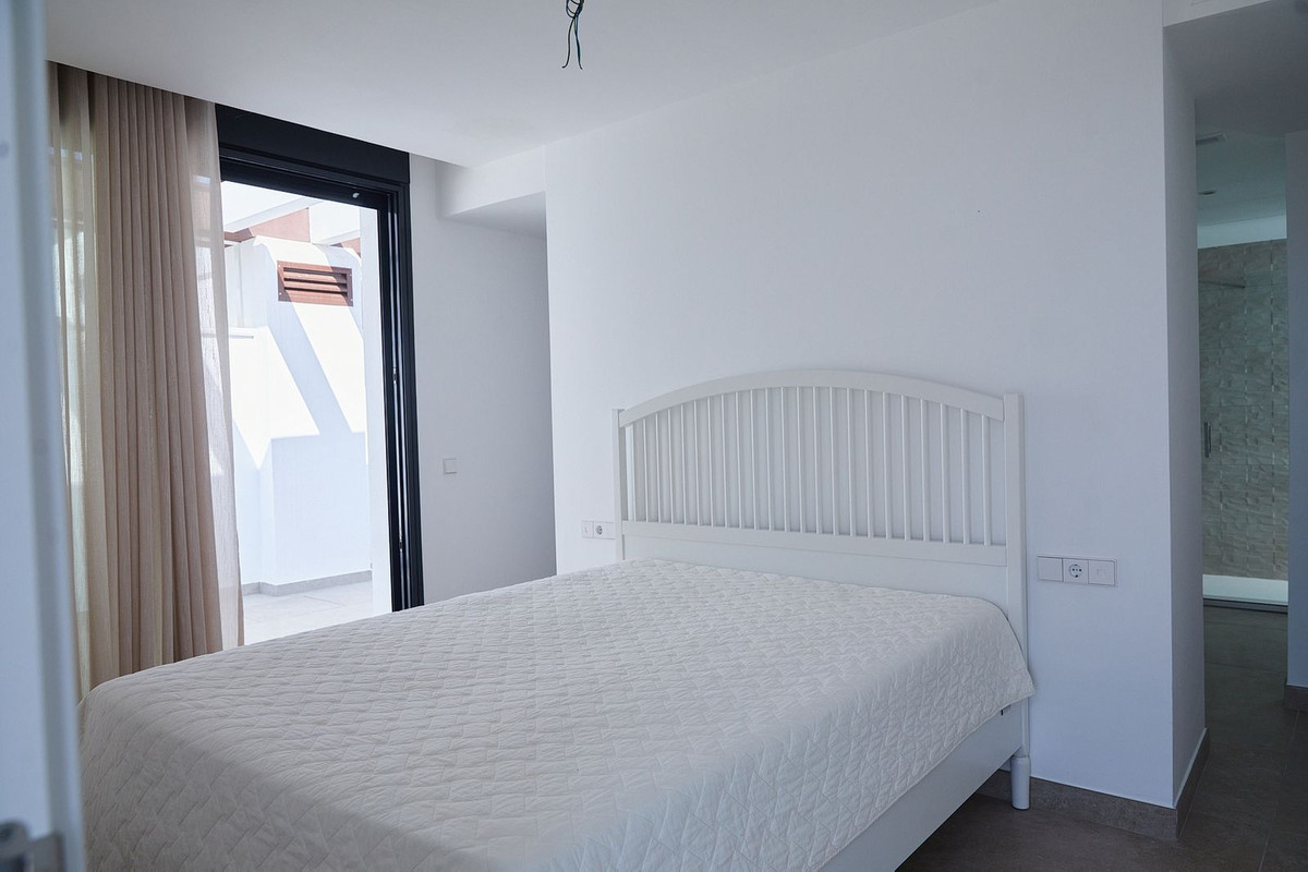 4 Bedroom Apartment in Estepona - Photo 15