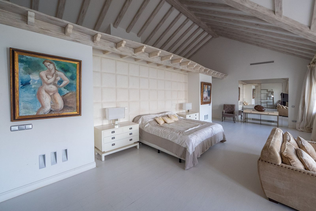 10 Bedroom Villa in Estepona - Photo 24