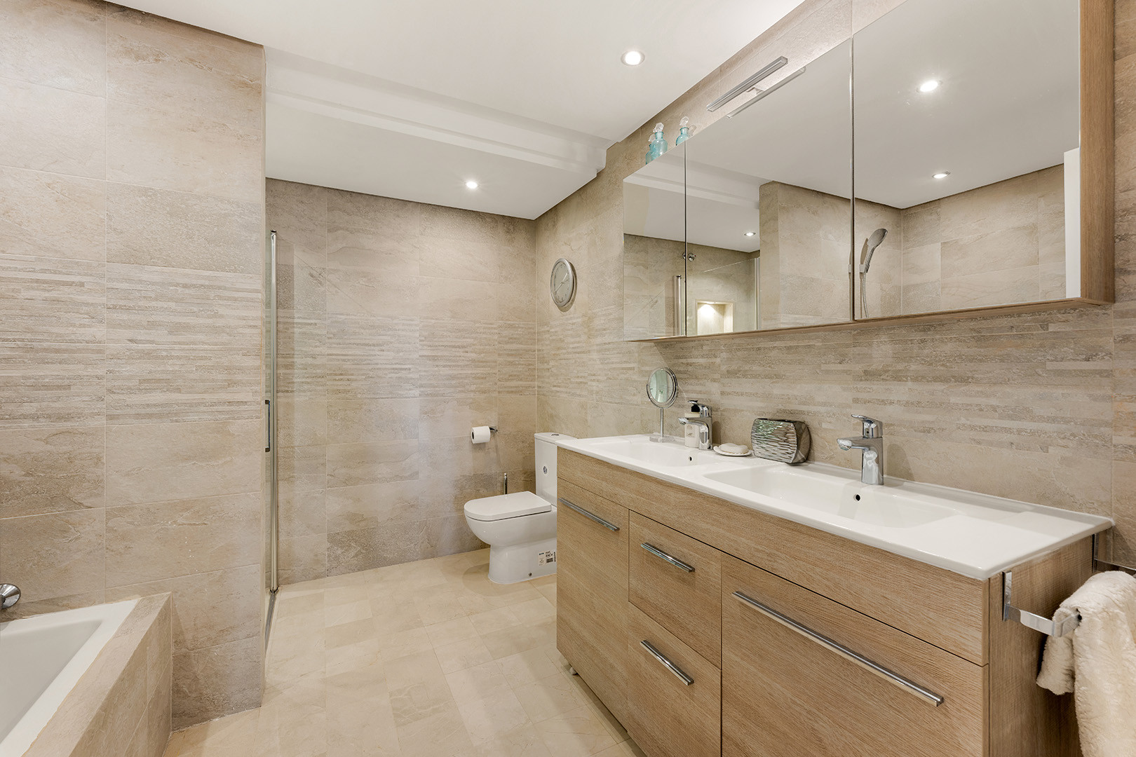 3 Bedroom Apartment in Estepona - Photo 14