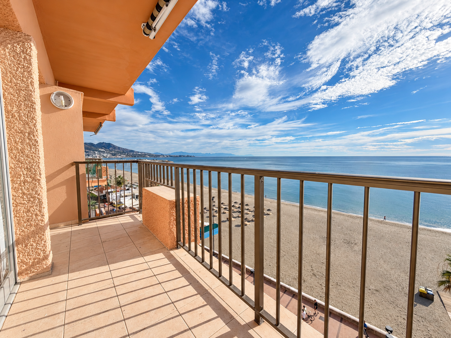 2 Bedroom Apartment in Fuengirola - Photo 3