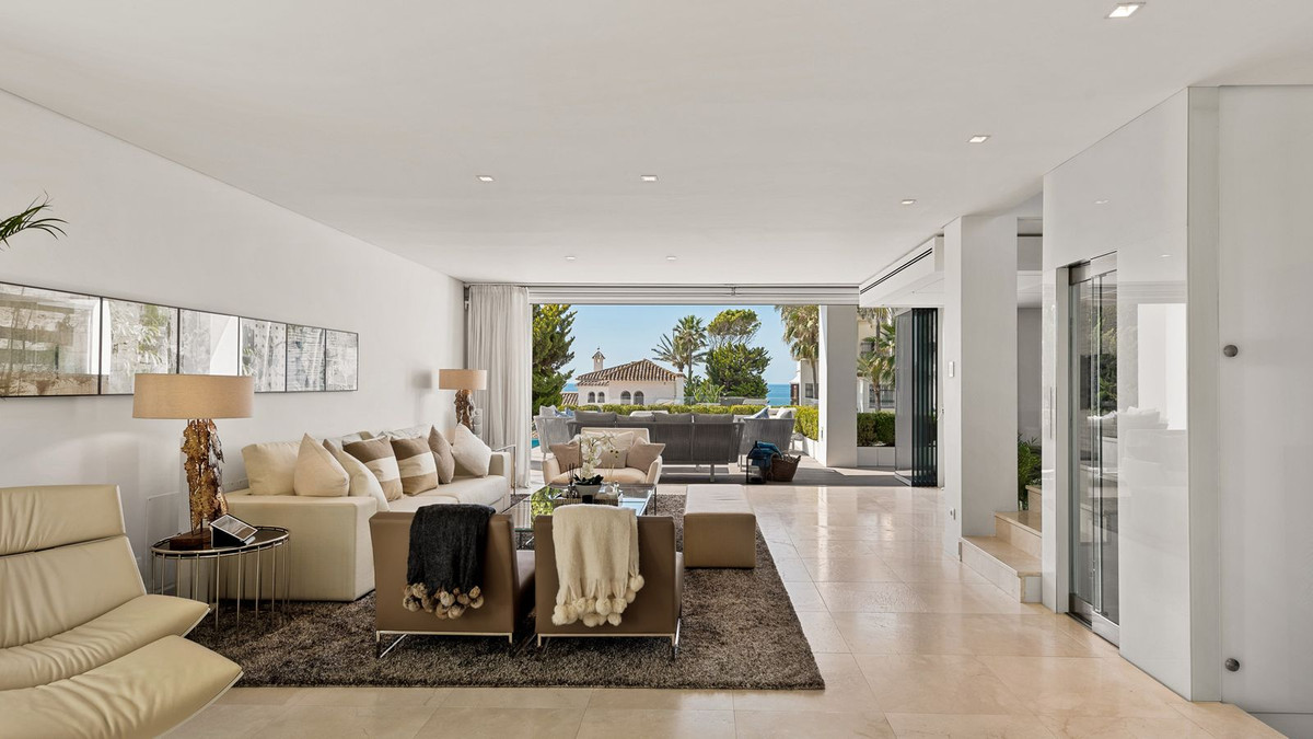 4 Bedroom Villa in Marbella - Photo 11