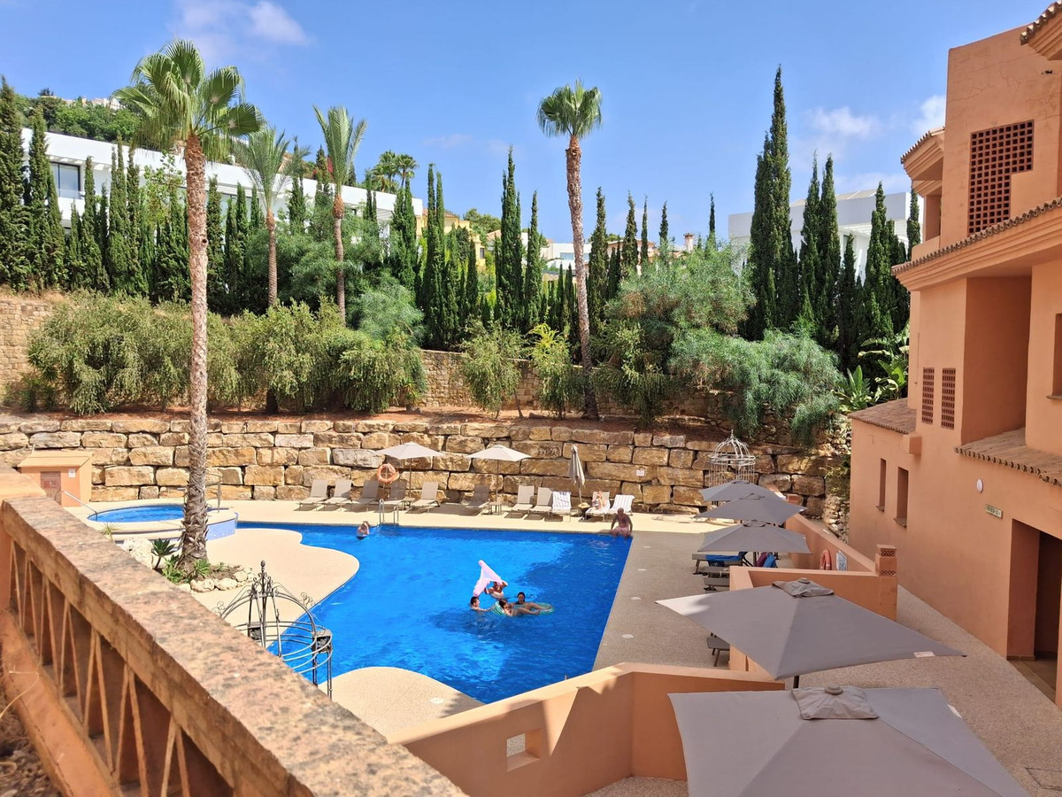 1 Bedroom Apartment in Benahavís - Photo 2