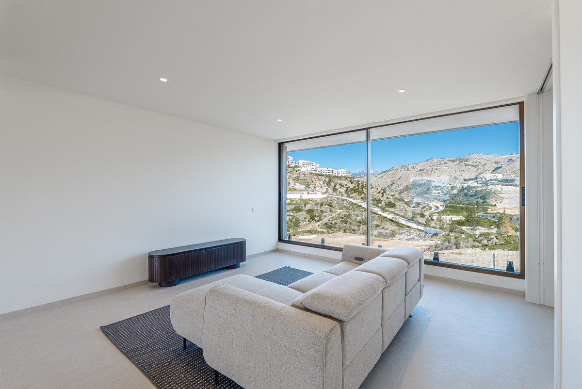 4 Bedroom Apartment in Benahavís - Photo 6