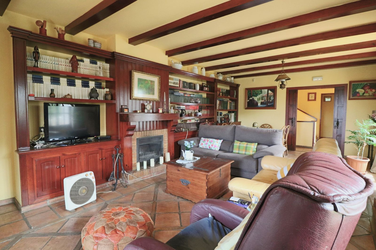 4 Bedroom Villa in Marbella - Photo 12