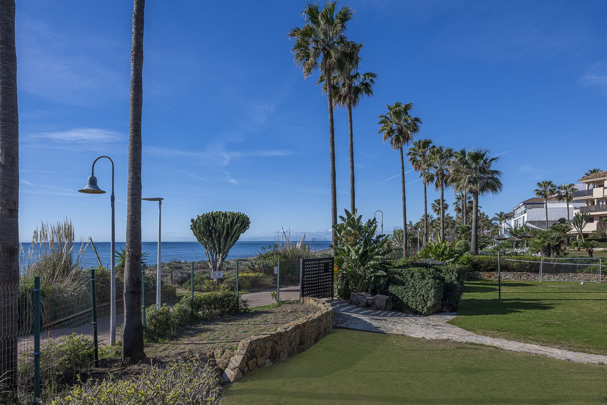 2 Bedroom Apartment in Estepona - Photo 36