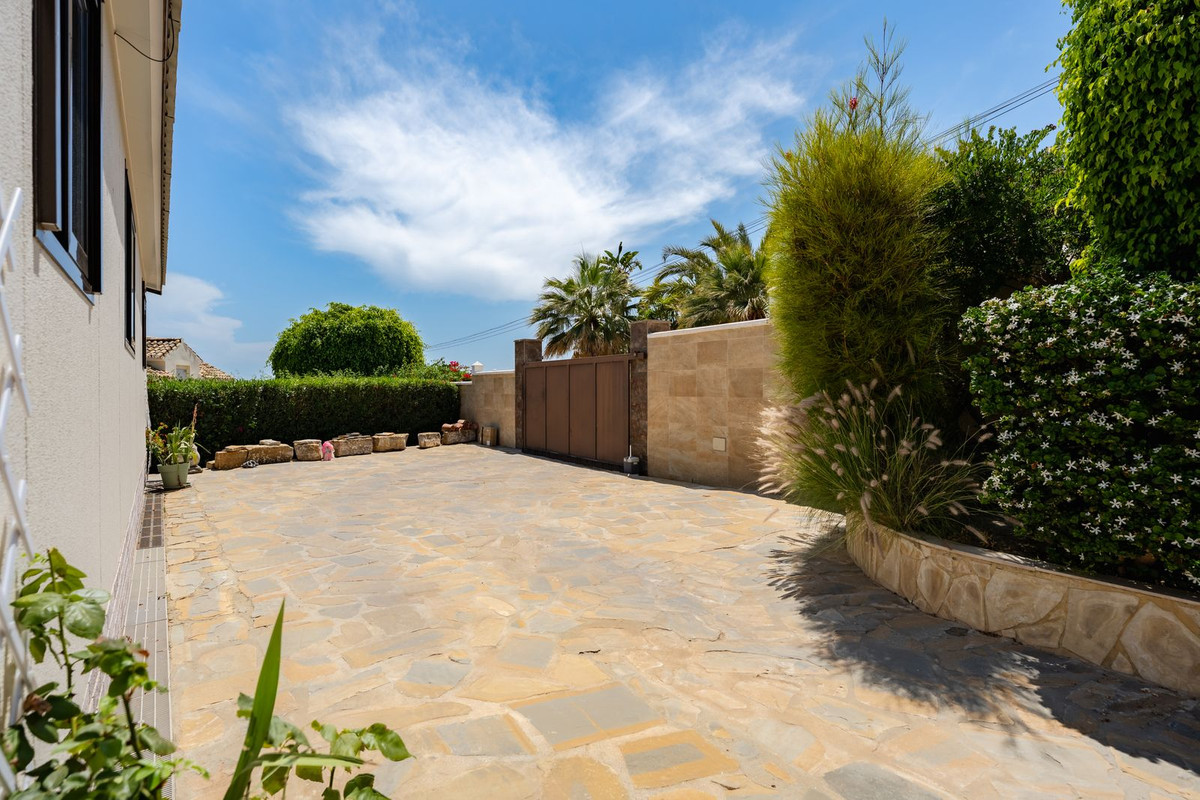 4 Bedroom Villa in Estepona - Photo 46