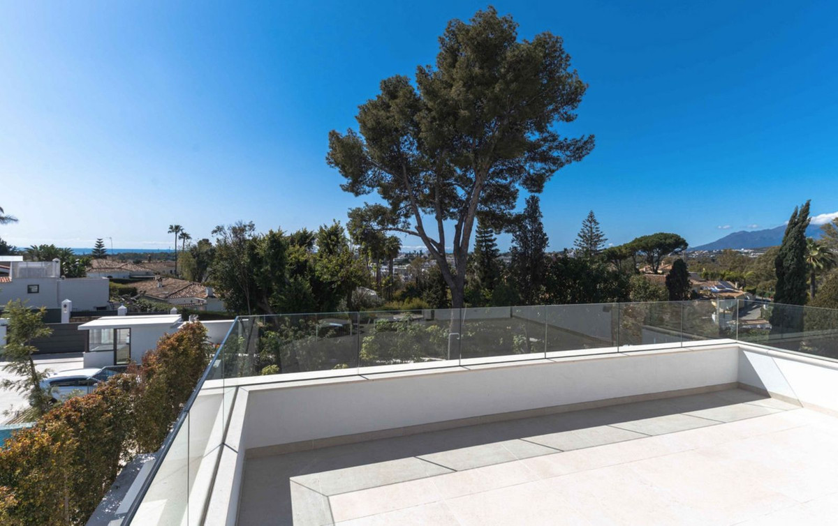 5 Bedroom Townhouse in San Pedro de Alcántara - Photo 17