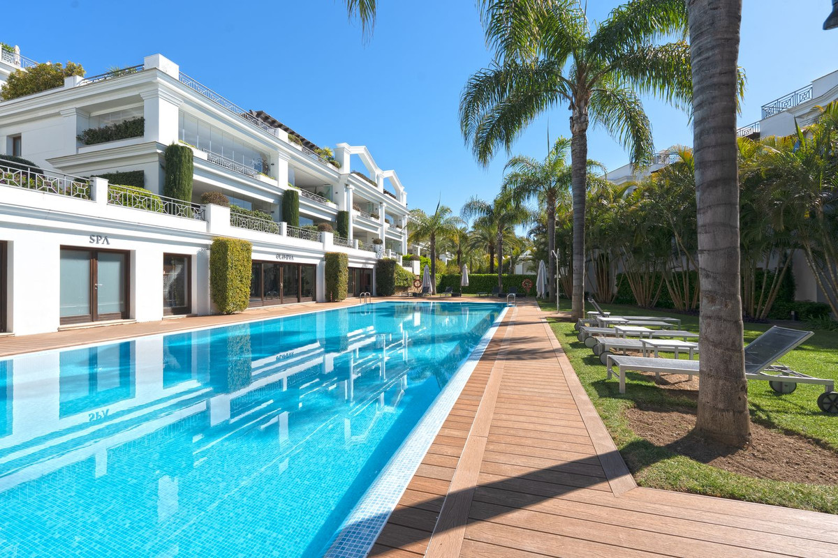 2 Bedroom Apartment in Estepona - Photo 24