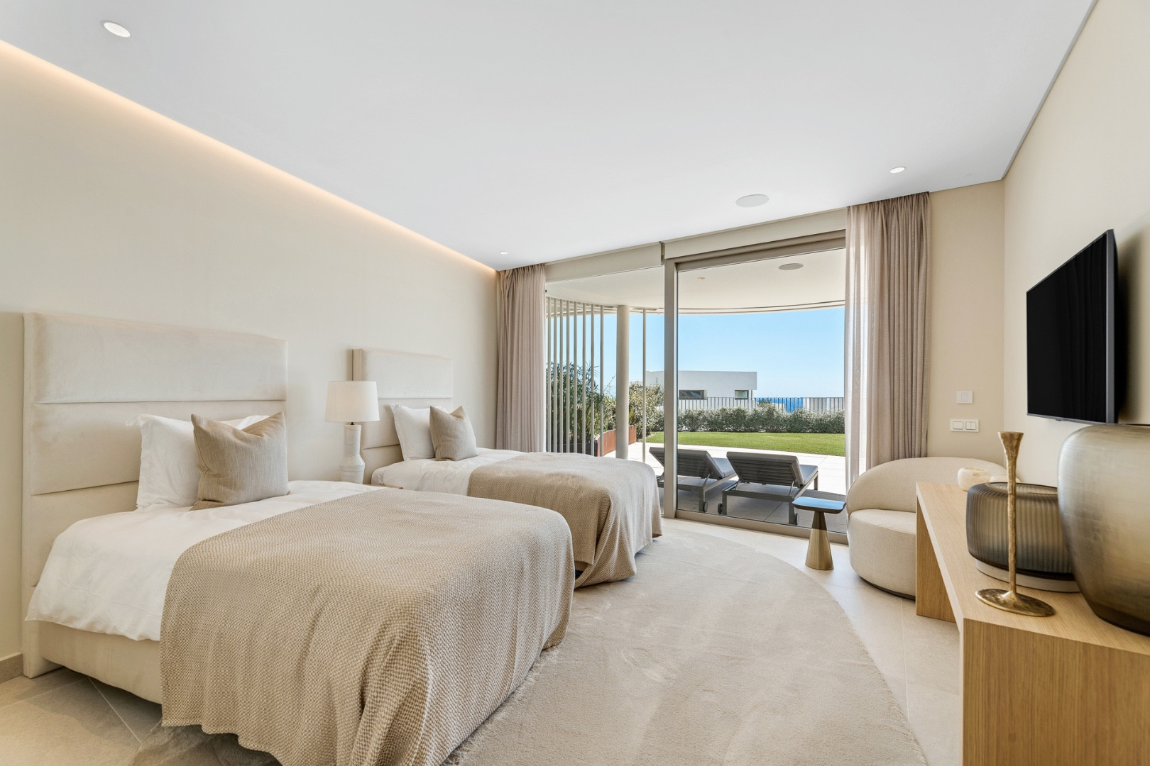 2 Bedroom Apartment in Benahavís - Photo 10