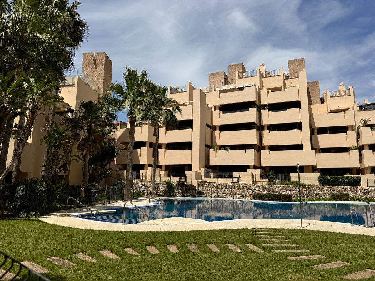 2 Bedroom Penthouse in Estepona - Photo 25