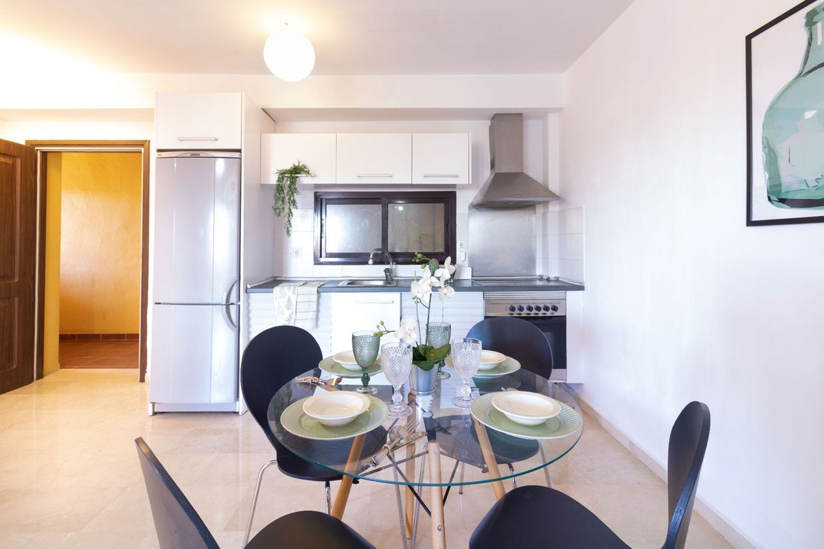 2 Bedroom Apartment in Estepona - Photo 10
