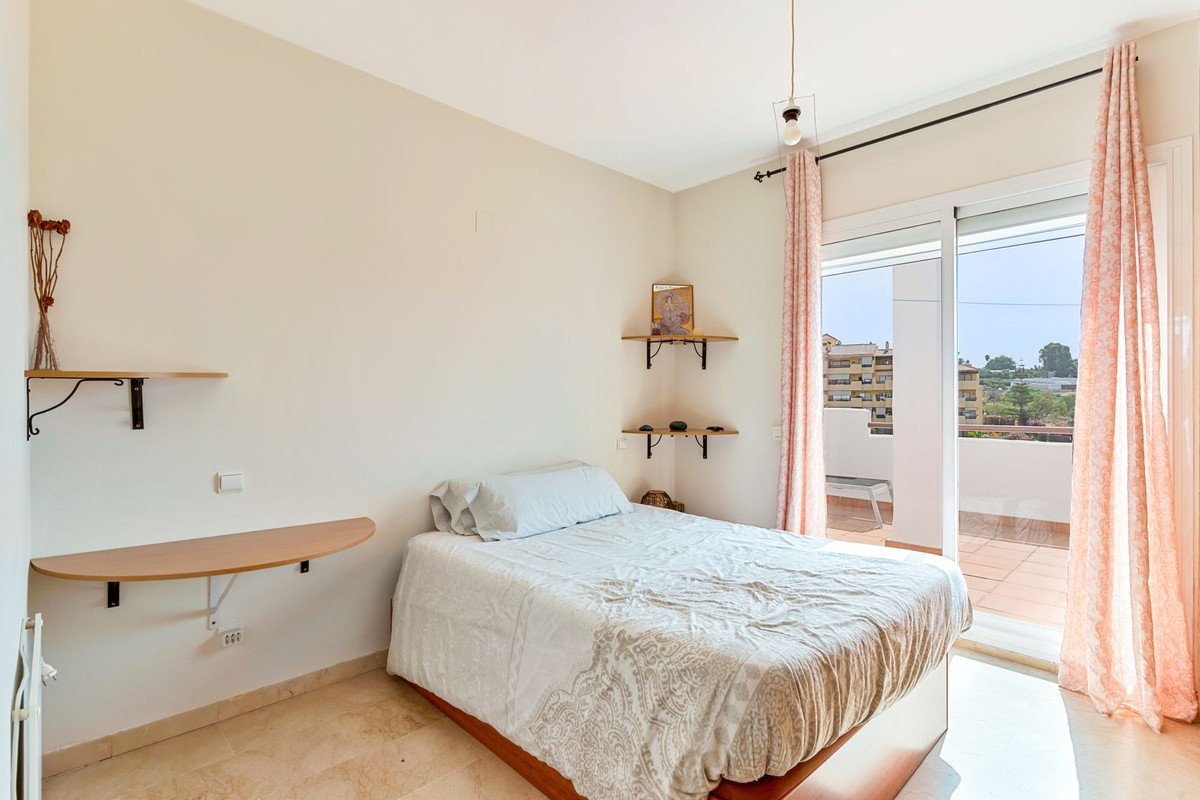 3 Bedroom Penthouse in Estepona - Photo 9