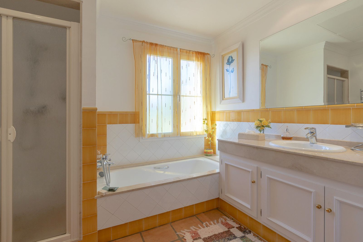 5 Bedroom Villa in Marbella - Photo 25