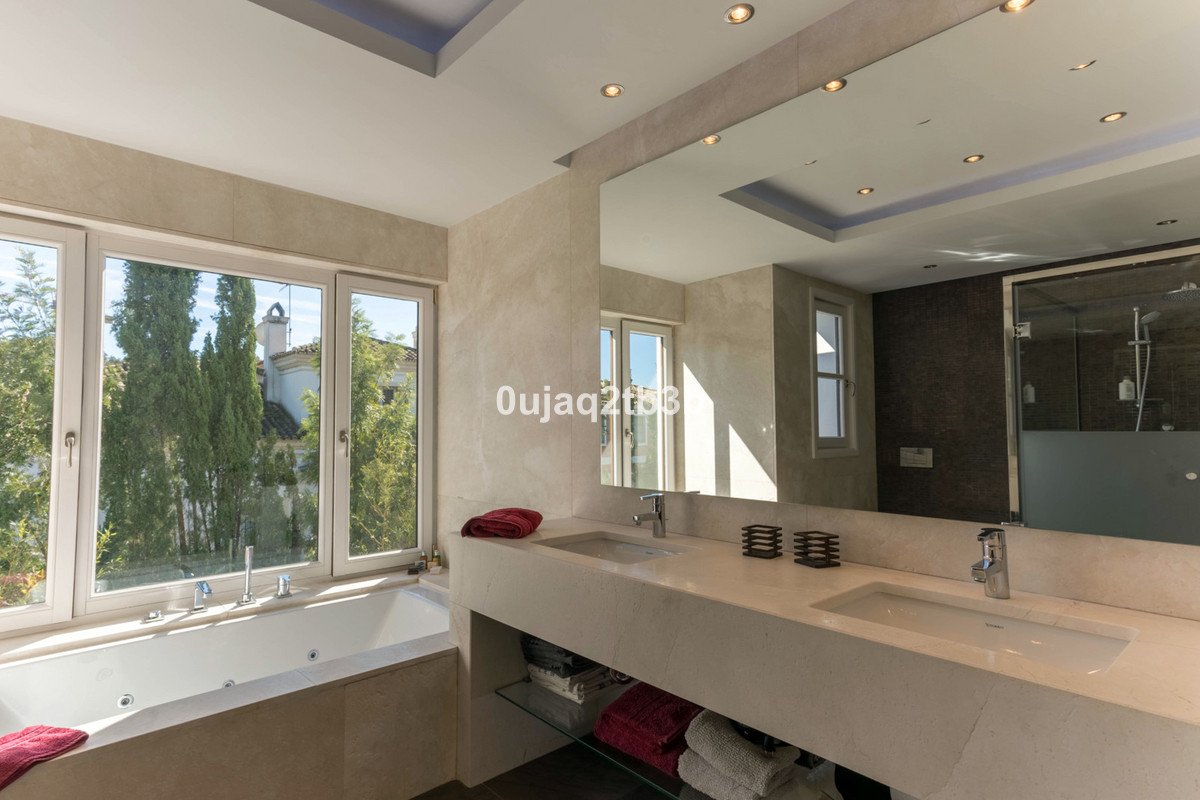6 Bedroom Villa in San Pedro de Alcántara - Photo 14