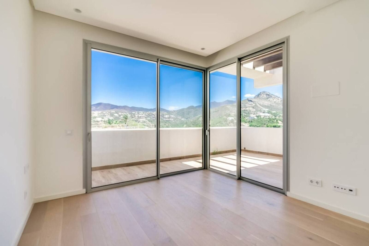 4 Bedroom Penthouse in Benahavís - Photo 15