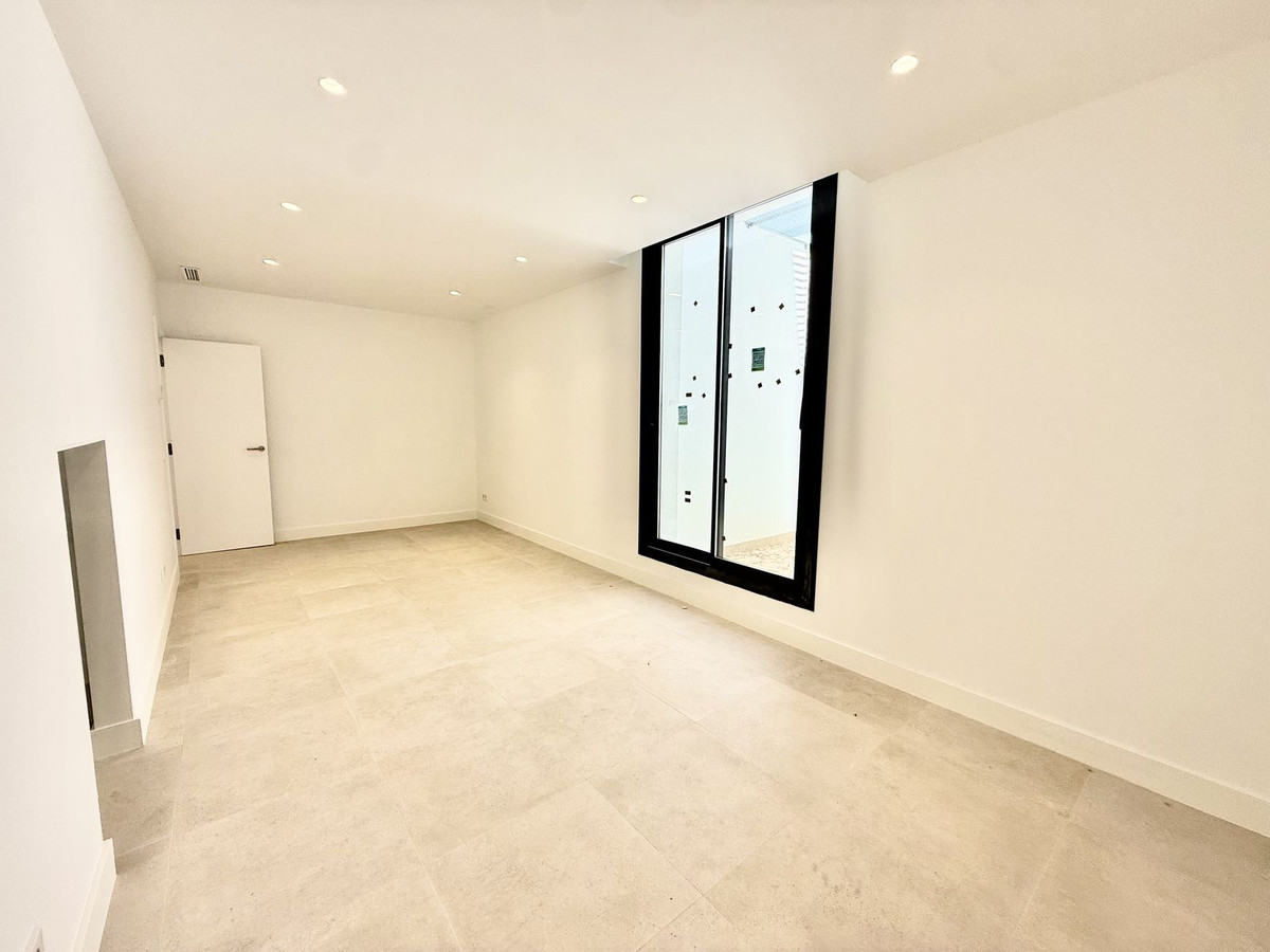 6 Bedroom Villa in Estepona - Photo 37