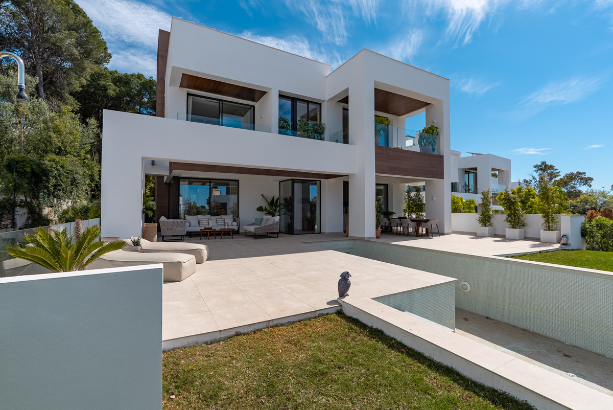 4 Bedroom Villa in Marbella - Photo 2