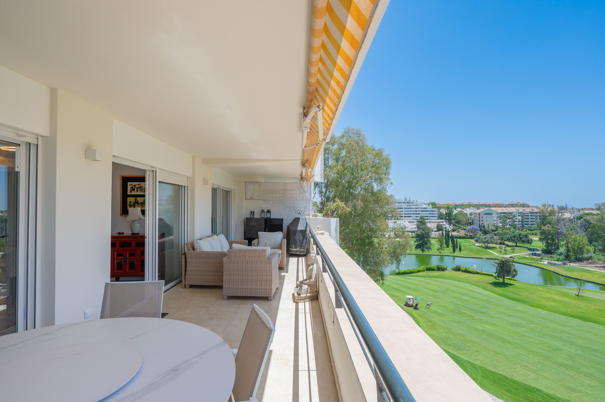 4 Bedroom Penthouse in San Pedro de Alcántara - Photo 5