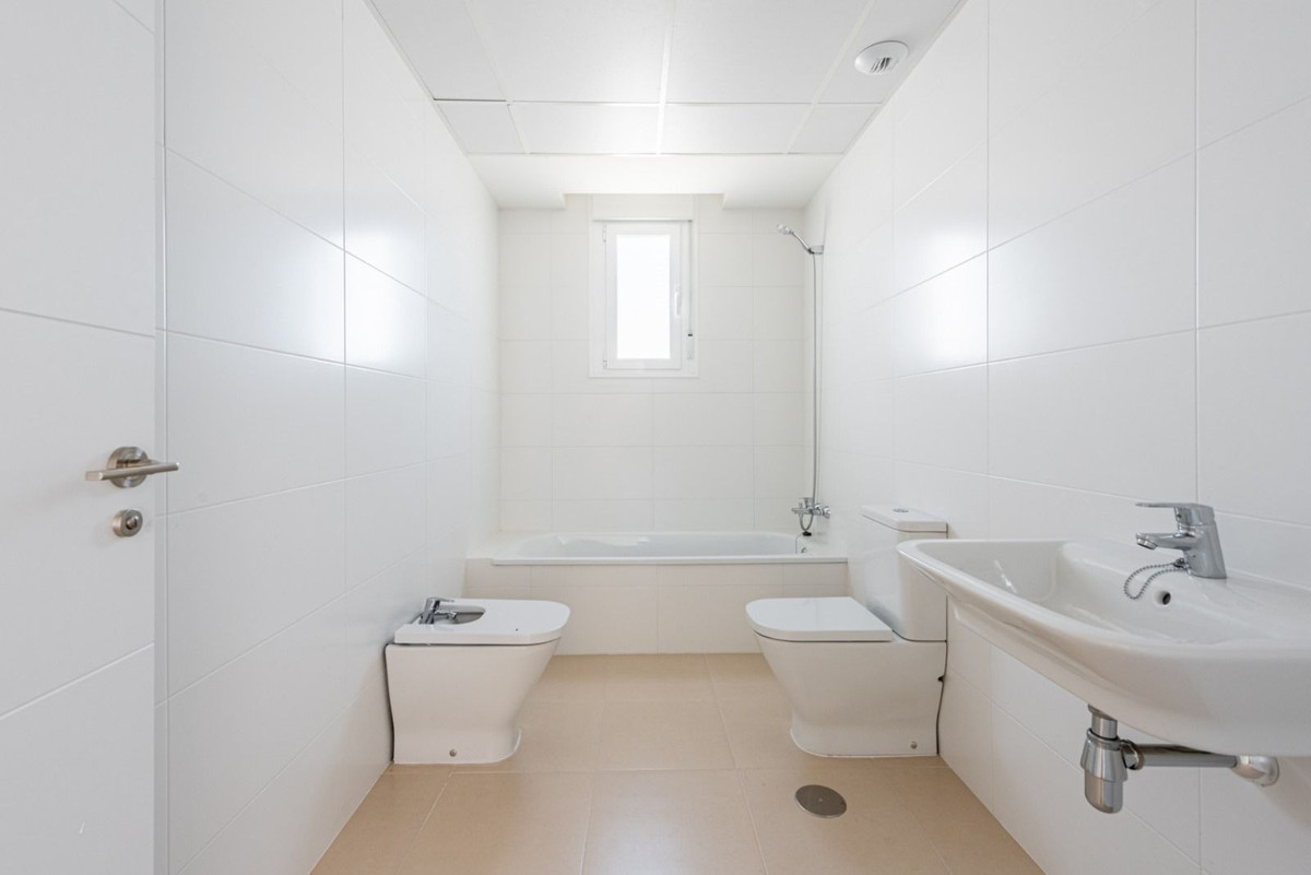 Piso de 3 dormitorios con piscina en Málaga – Foto 27