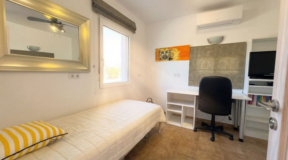 Chalet de 4 dormitorios con piscina en Málaga – Foto 25