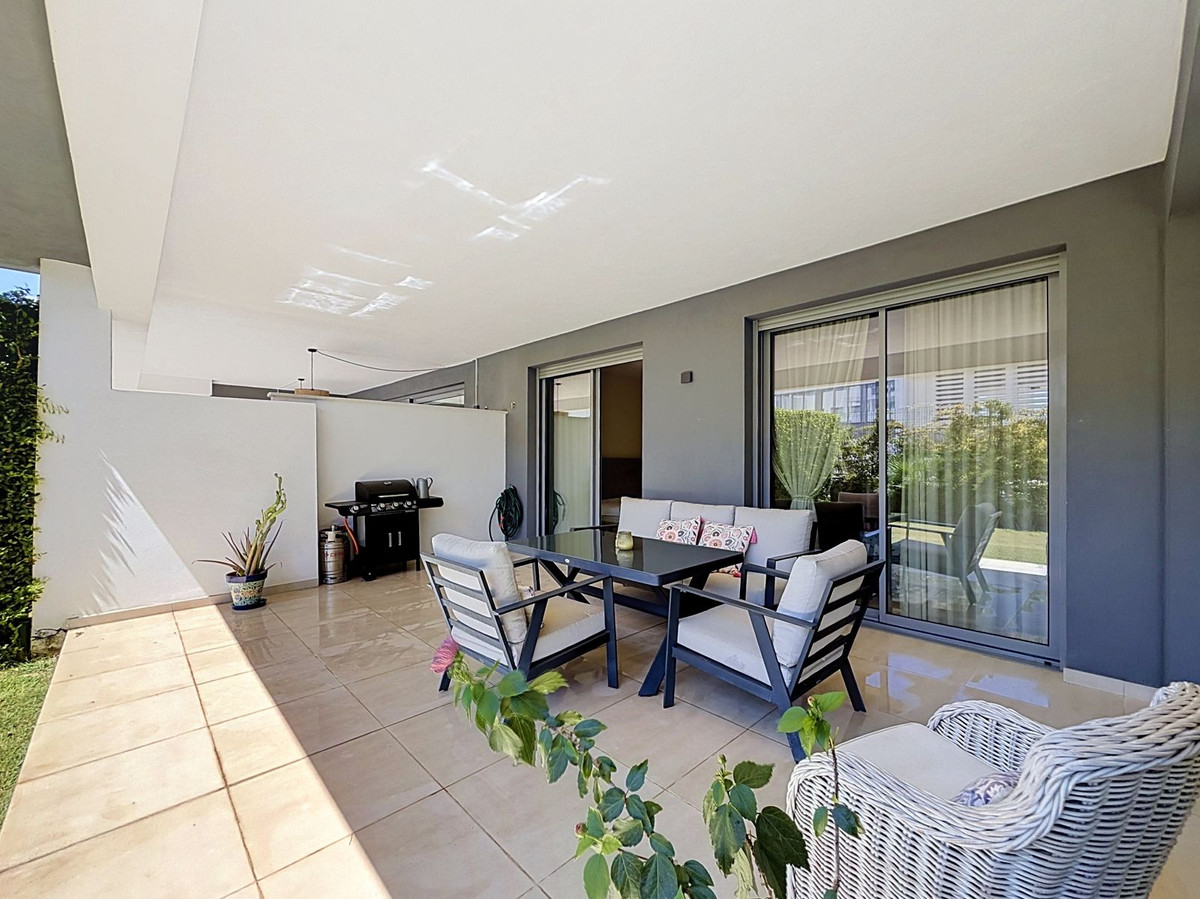 2 Bedroom Apartment in Estepona - Photo 3