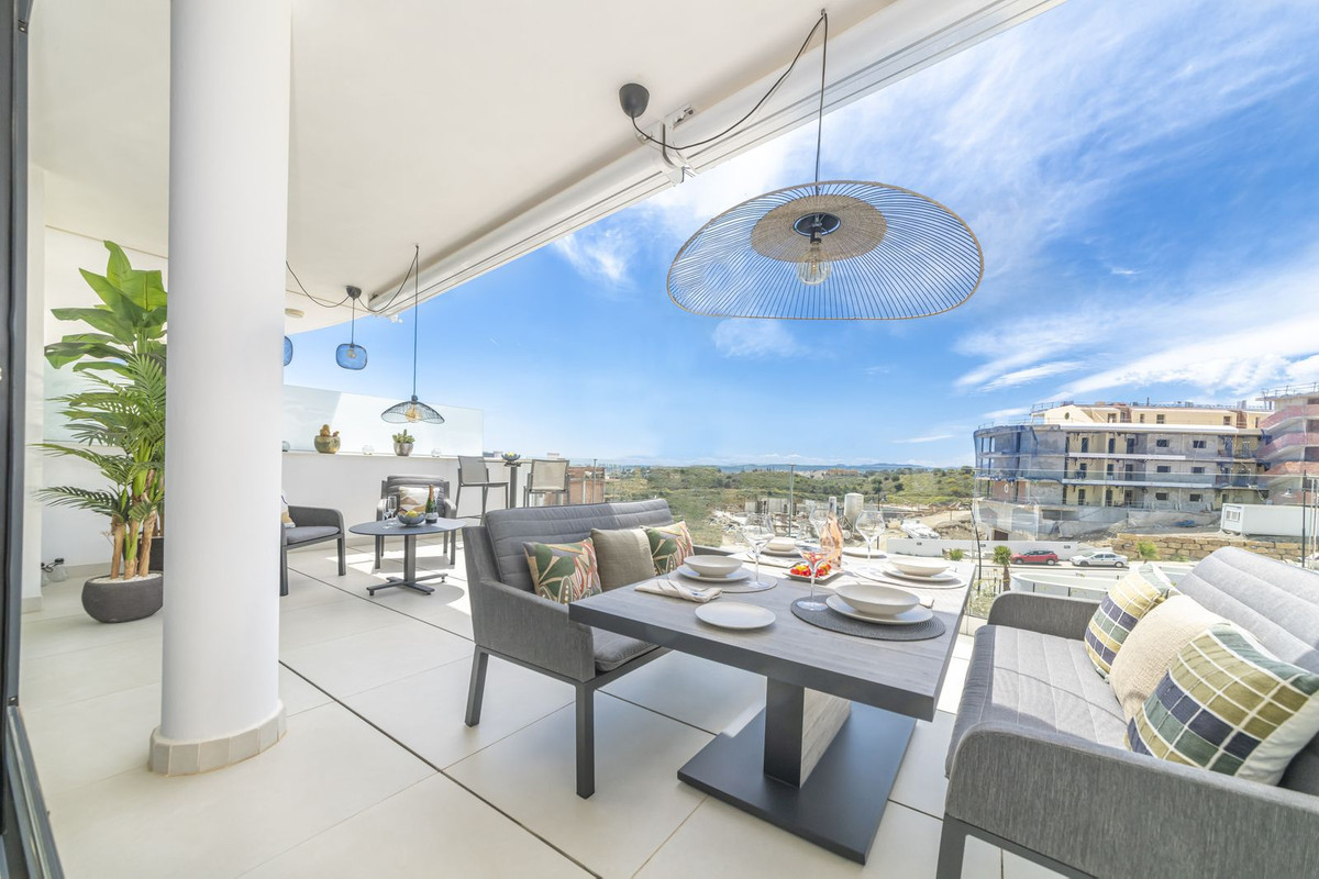 2 Bedroom Apartment in Benalmádena - Photo 2