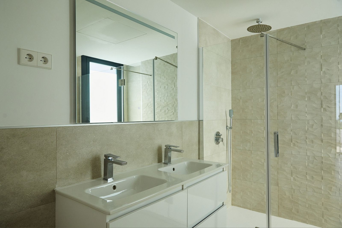 4 Bedroom Apartment in Estepona - Photo 16