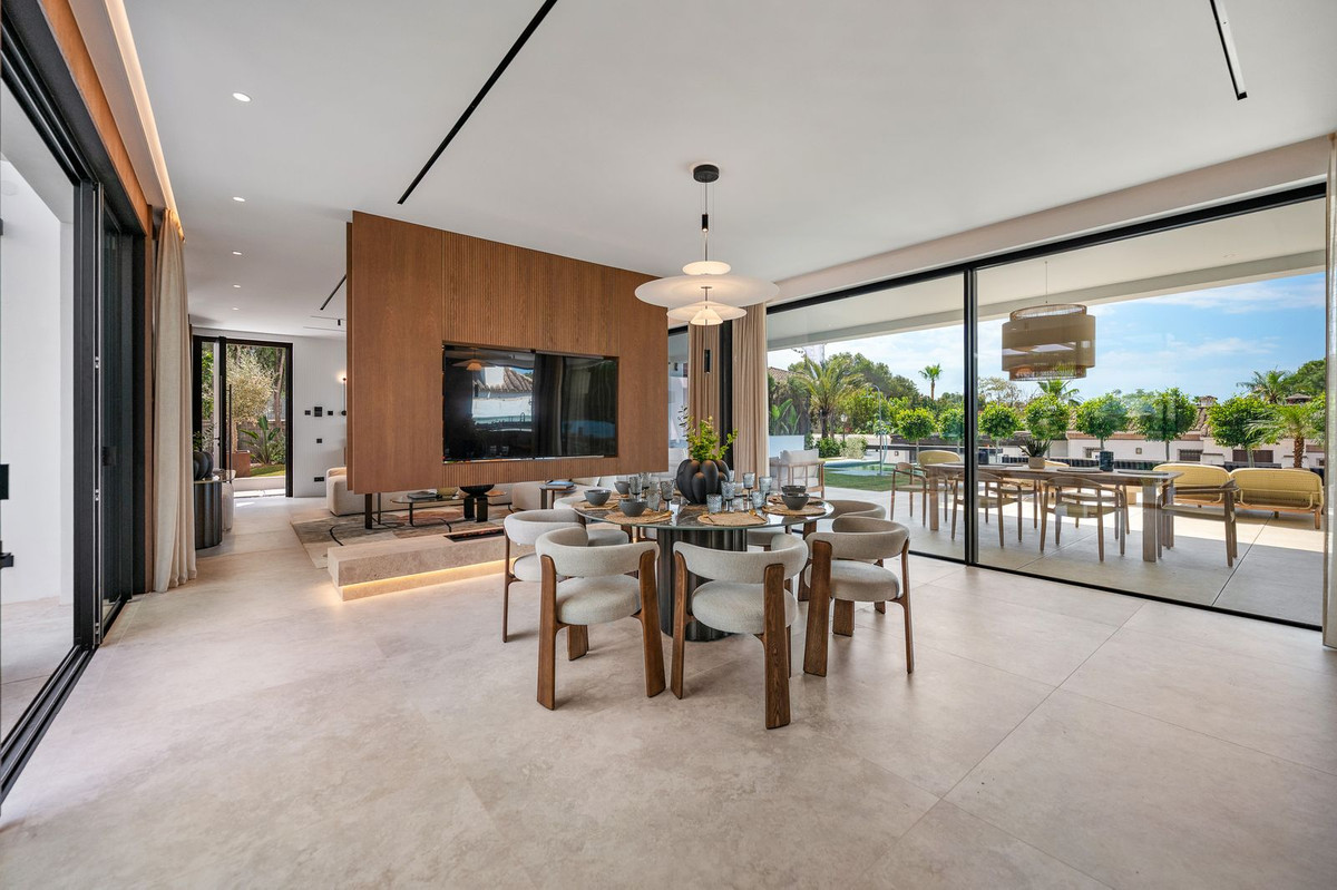 6 Bedroom Villa in Marbella - Photo 7