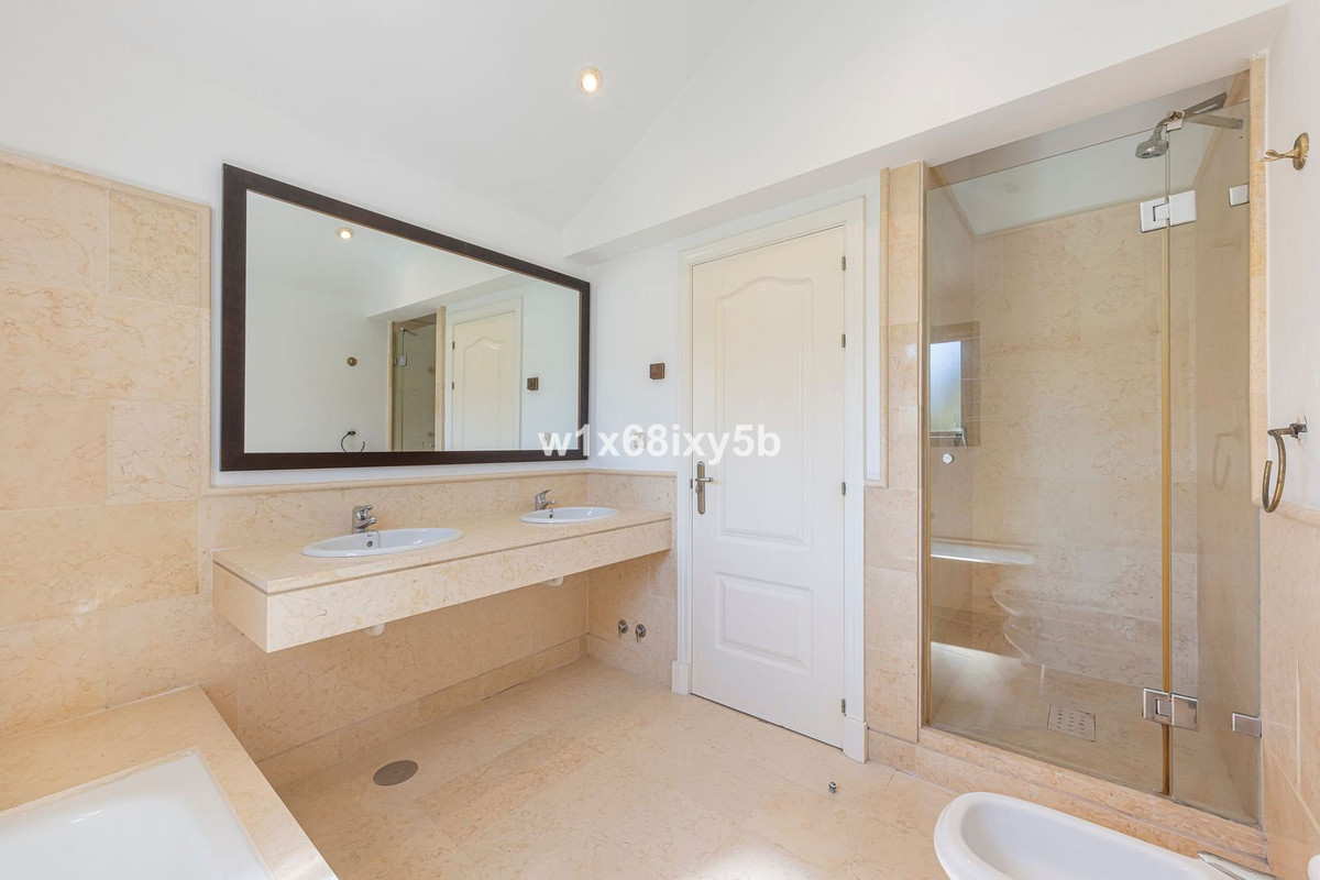 3 Bedroom Penthouse in Benahavís - Photo 15