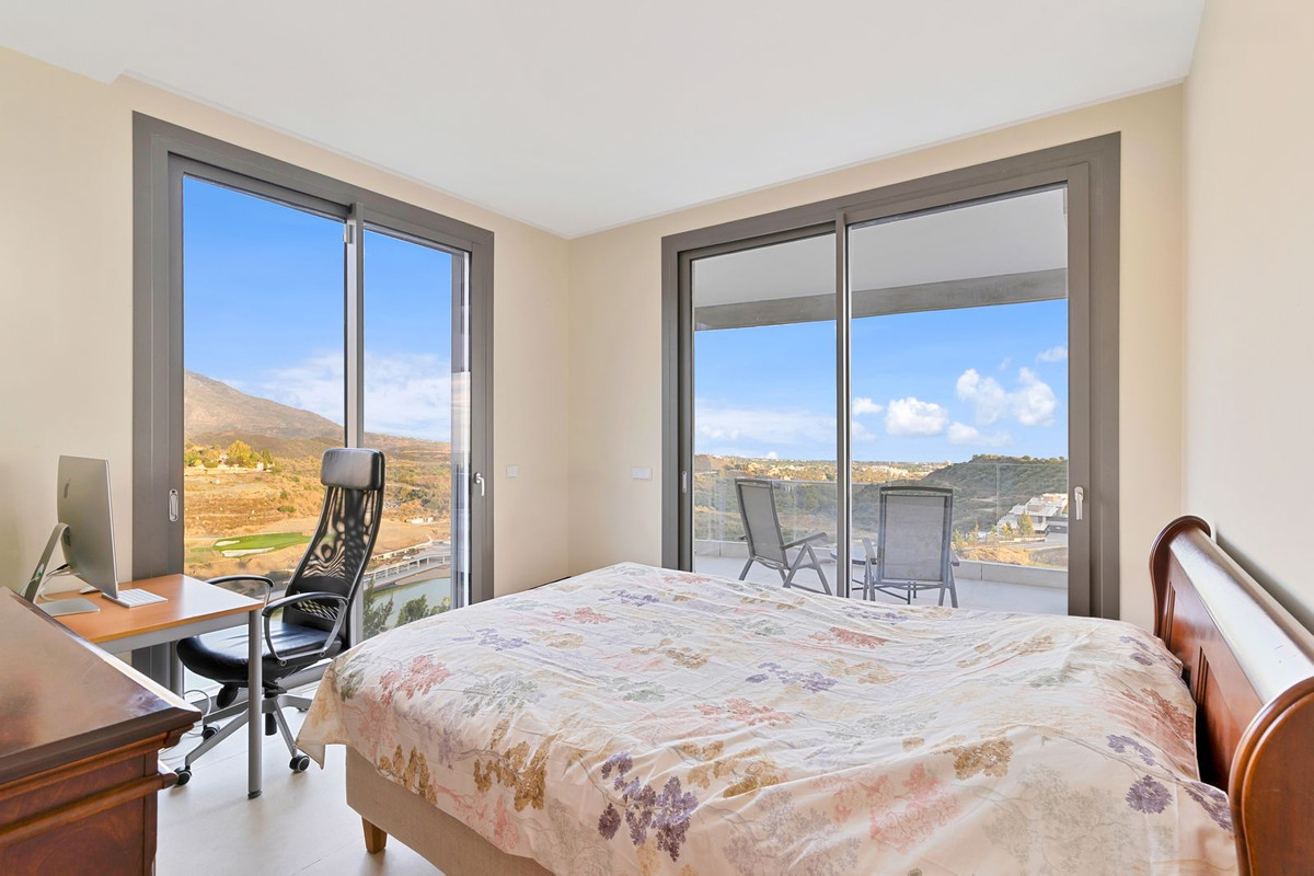 3 Bedroom Apartment in Benahavís - Photo 8