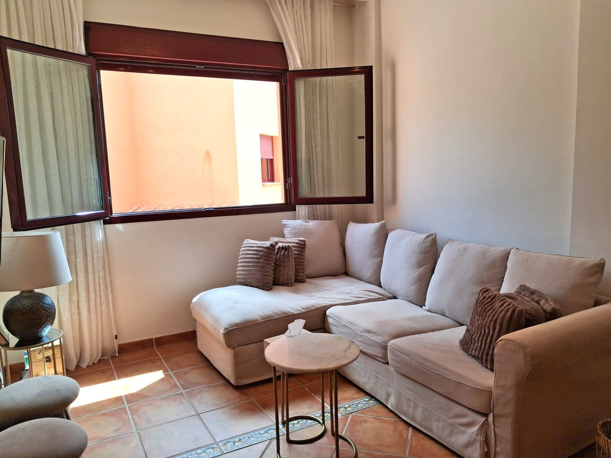 1 Bedroom Apartment in Benahavís - Photo 11