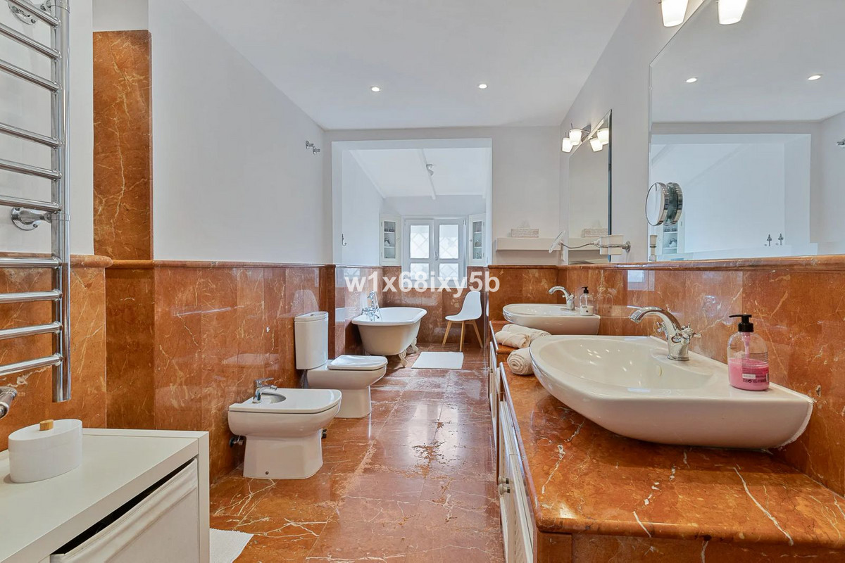 5 Bedroom Villa in San Pedro de Alcántara - Photo 17