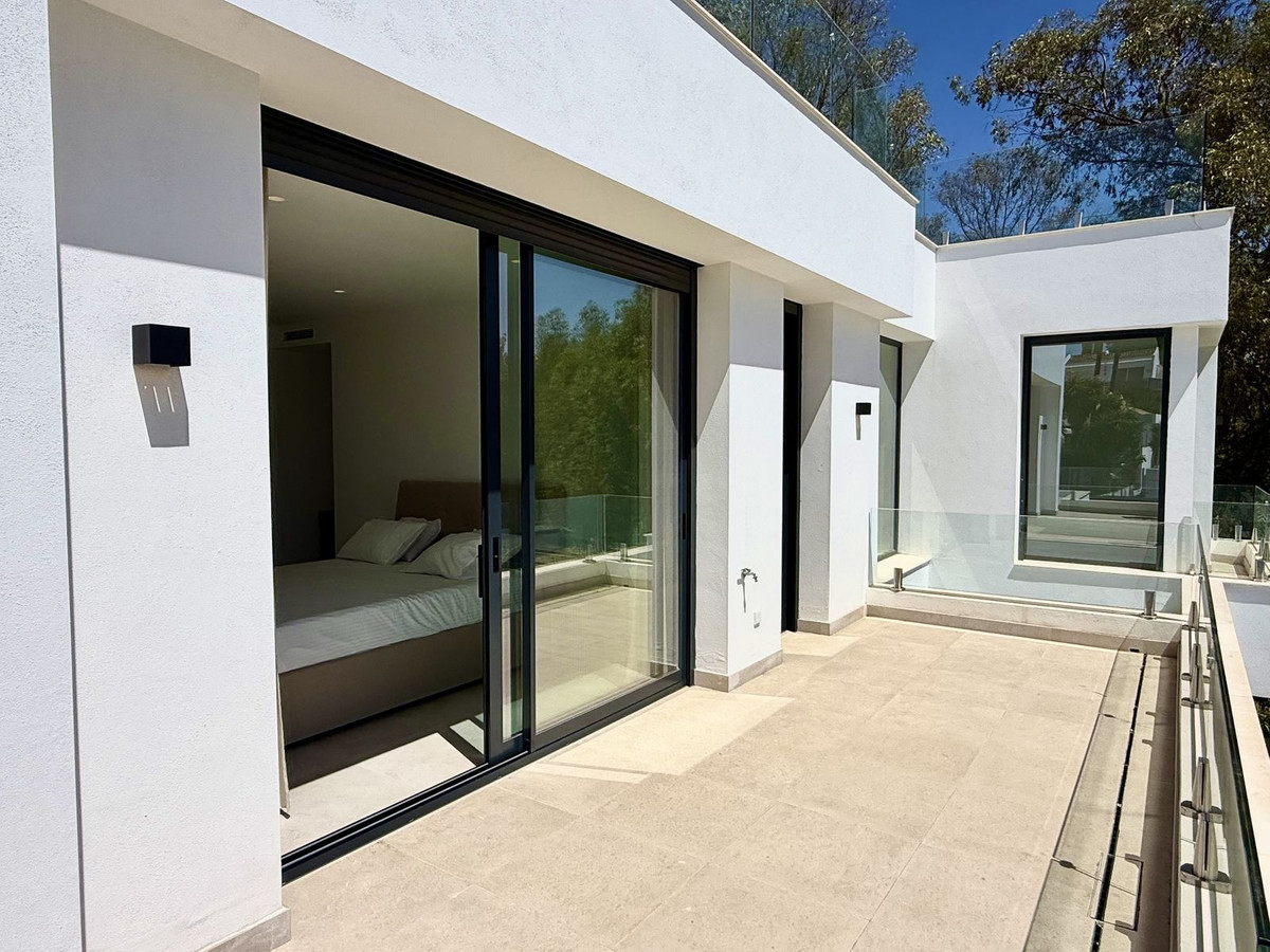 6 Bedroom Villa in Estepona - Photo 32