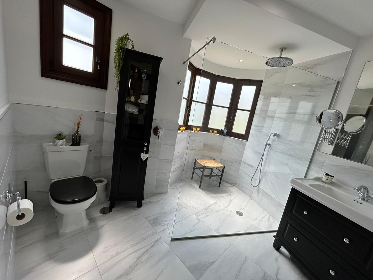 4 Bedroom Villa in Estepona - Photo 13