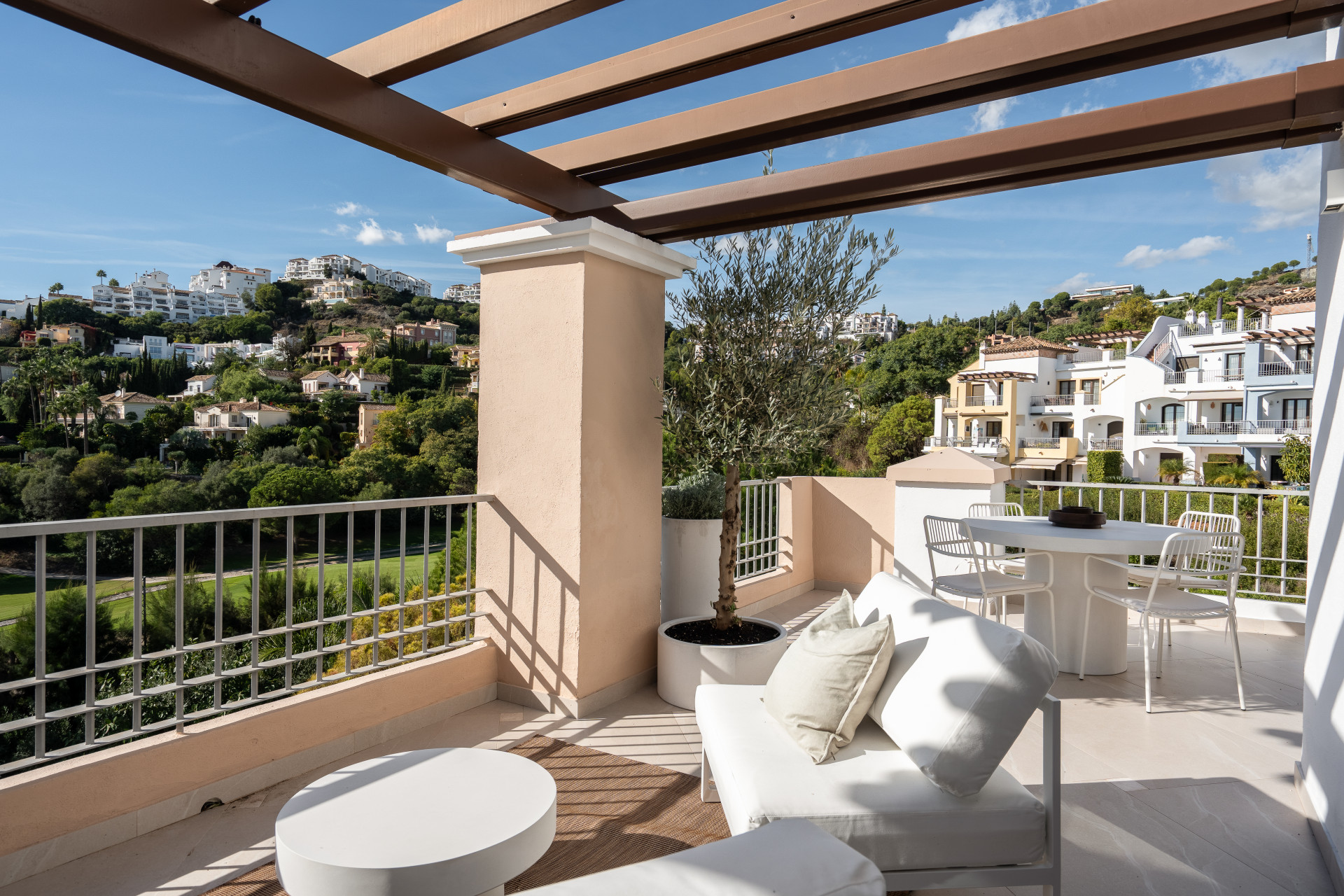 3 Bedroom Penthouse in Benahavís - Photo 7