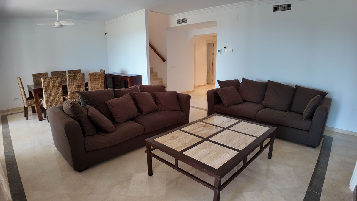 4 Bedroom Townhouse in Benahavís - Photo 19