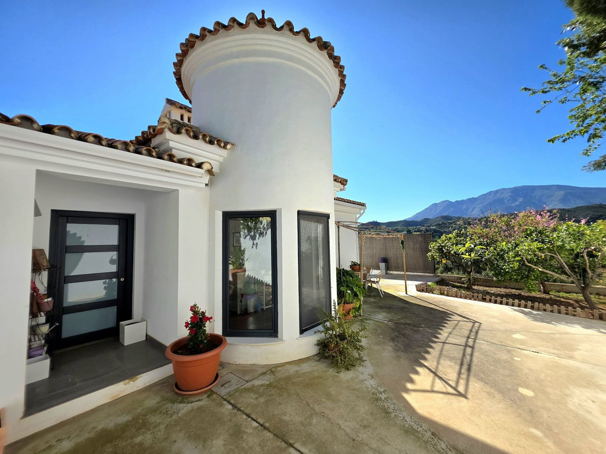 4 Bedroom Villa in Estepona - Photo 35