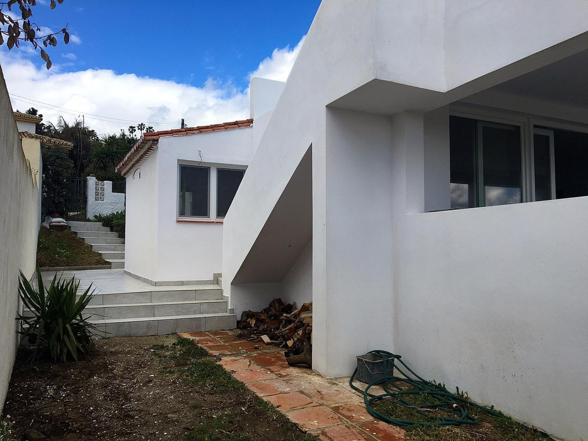 4 Bedroom Villa in Estepona - Photo 13