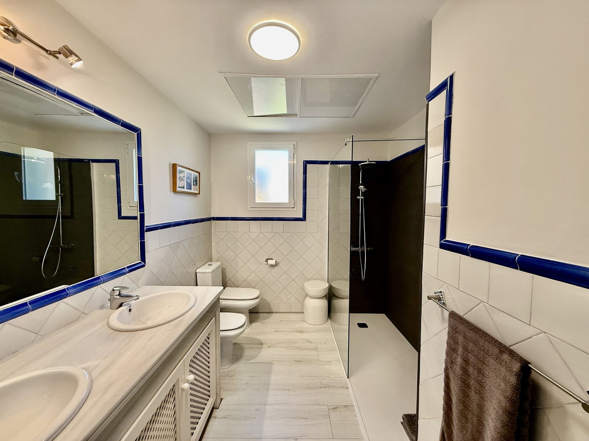3 Bedroom Penthouse in Casares - Photo 31