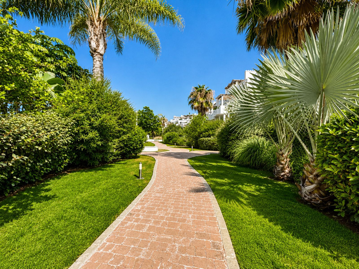 2 Bedroom Apartment in Estepona - Photo 37