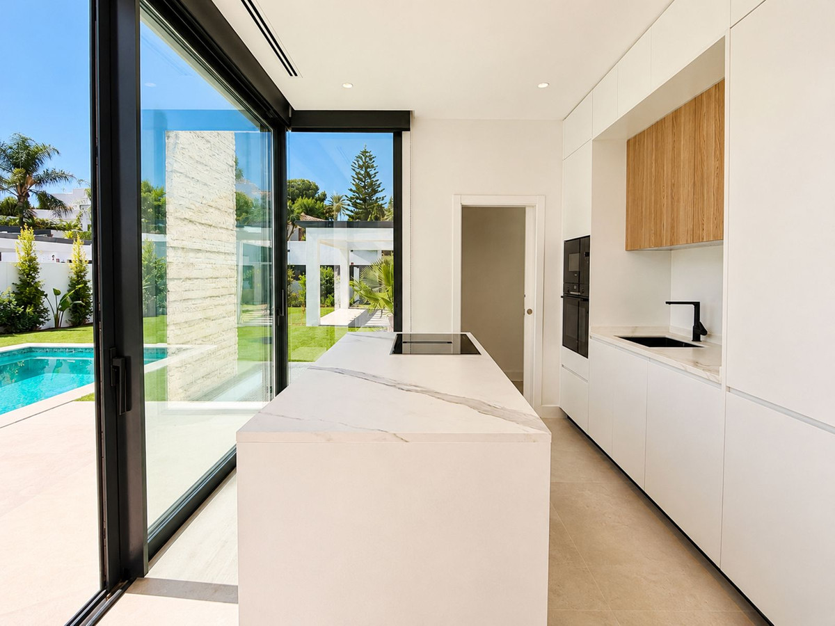 5 Bedroom Villa in Estepona - Photo 13