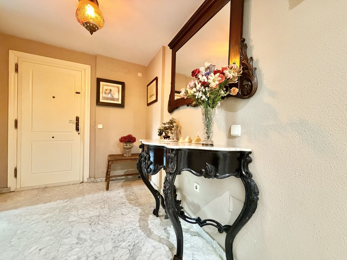4 Bedroom Apartment in Marbella - Photo 26