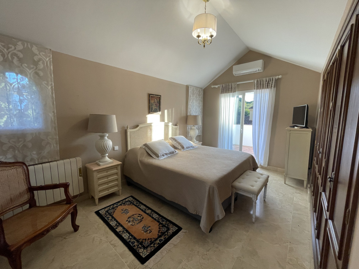 4 Bedroom Villa in Marbella - Photo 45