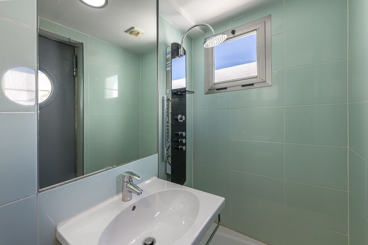5 Bedroom Penthouse in Mijas - Photo 25